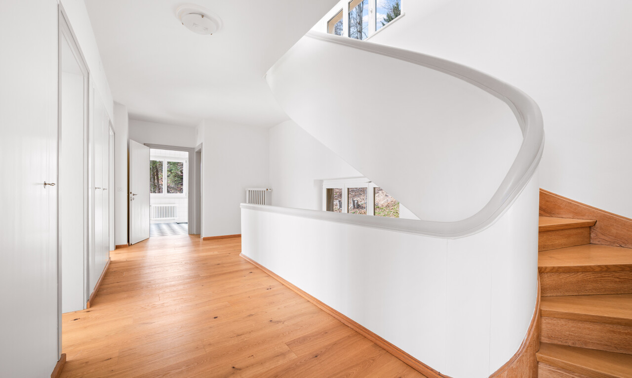 escaliers avec lumière naturelle, natural light, sol en finition bois, wood finish floor, et cloison sèche