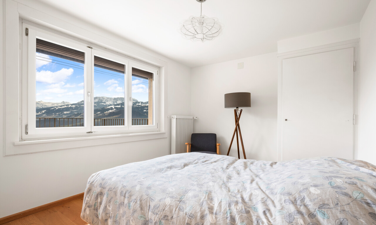 chambre avec inside property, cloison sèche, drywall, sol en finition bois, et wood finish floor