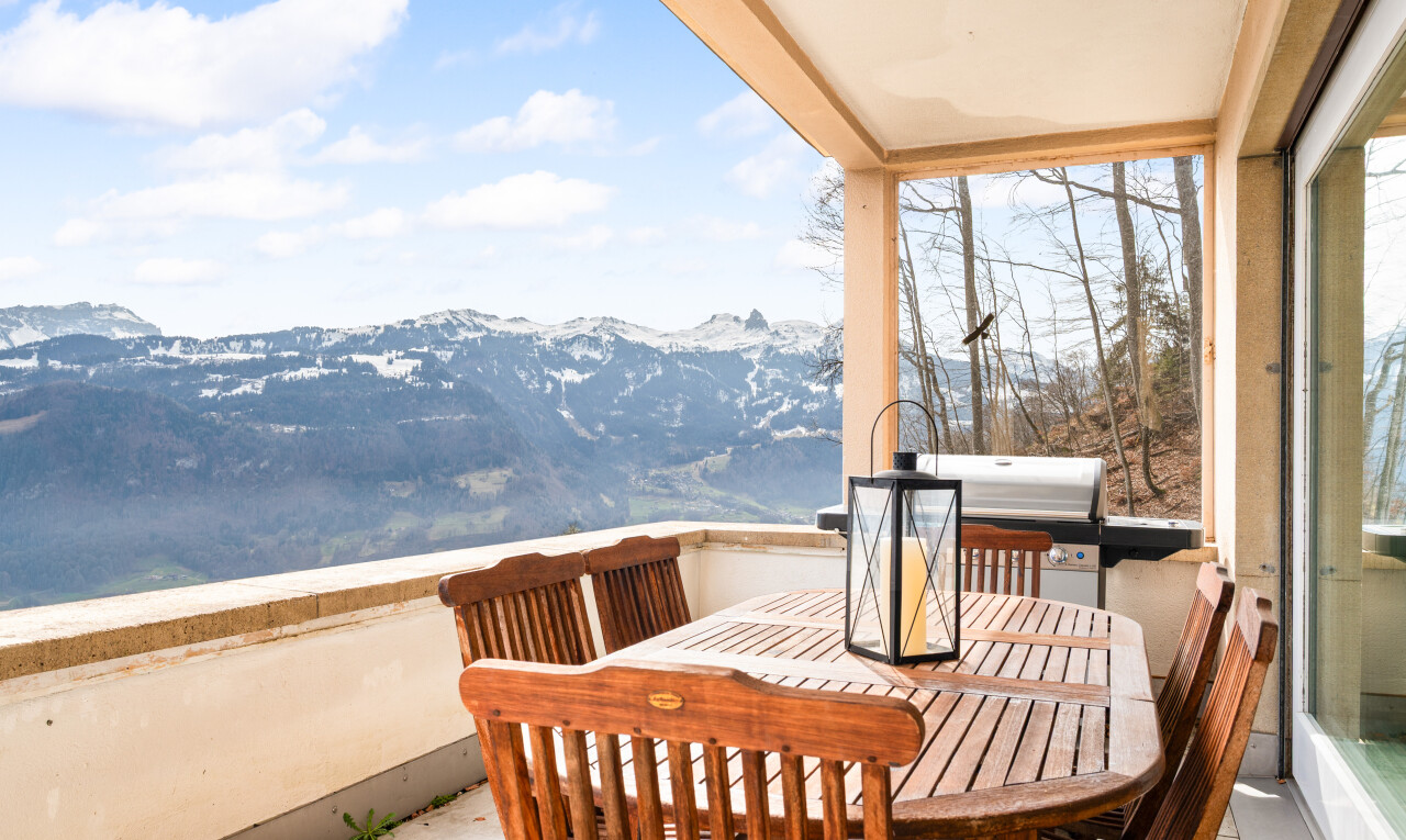 balkon mit from property, essbereich im freien, blick auf die berge, mountain view, und day time