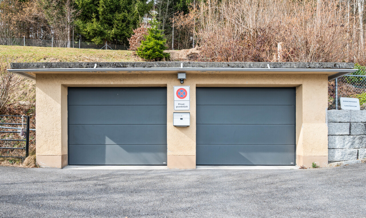 außenansicht mit zaun, stuckverkleidung, und außenansicht