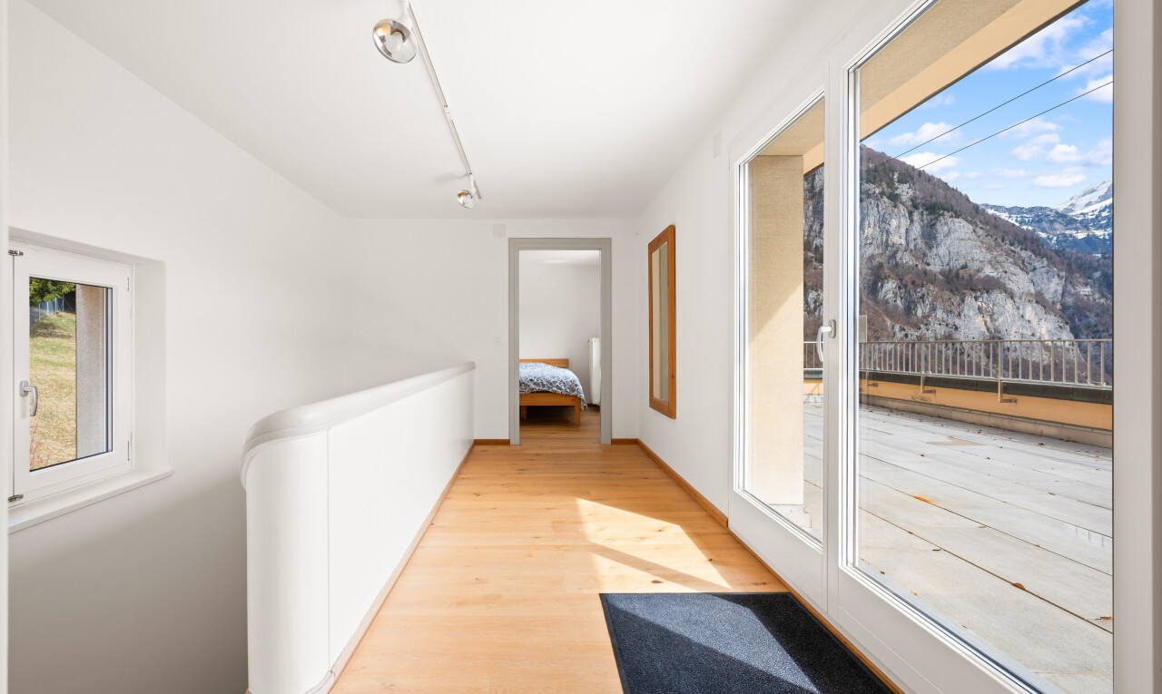 couloir avec éclairage sur rail, track lighting, vue sur la montagne, mountain view, et day time