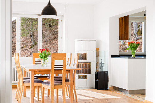 esszimmer mit inside property, natural light, natürliches licht, wood finish floor, und holzfußboden