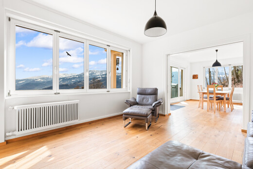 wohn- / esszimmer mit kühler, holzfußboden, wood finish floor, inside property, und gipskartonwand