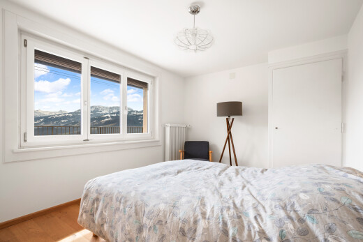 zimmer / schlafzimmer mit inside property, gipskartonwand, drywall, holzfußboden, und wood finish floor