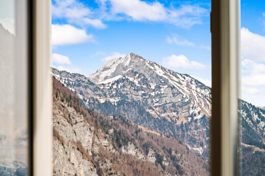 blick auf die berge mit mountain view, blick auf die berge, day time, und inside property