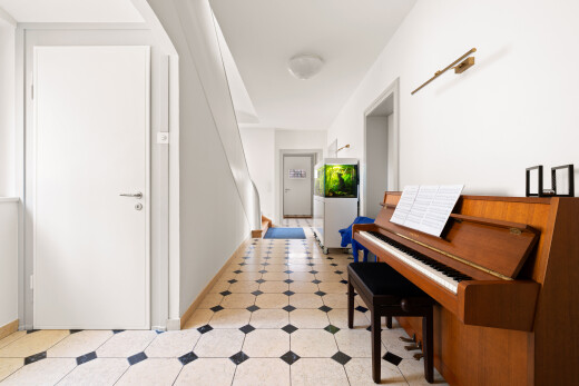 halle / korridor mit vinylboden, vinyl floor, vinyl tile, light floor, und inside property