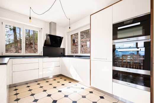küche mit doppel backofen, white cabinets, weiße schränke, vinyl floor, und vinylboden