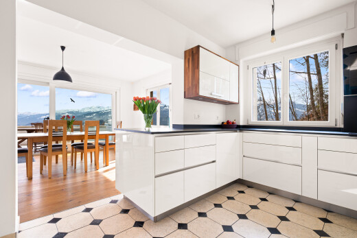 küche mit pendelleuchte, pendant lighting, weiße schränke, white cabinets, und day time