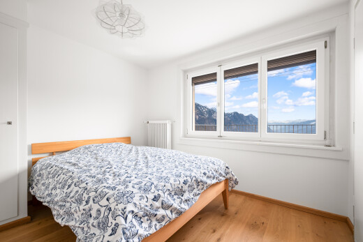 zimmer / schlafzimmer mit kühler, holzfußboden, wood finish floor, gipskartonwand, und drywall