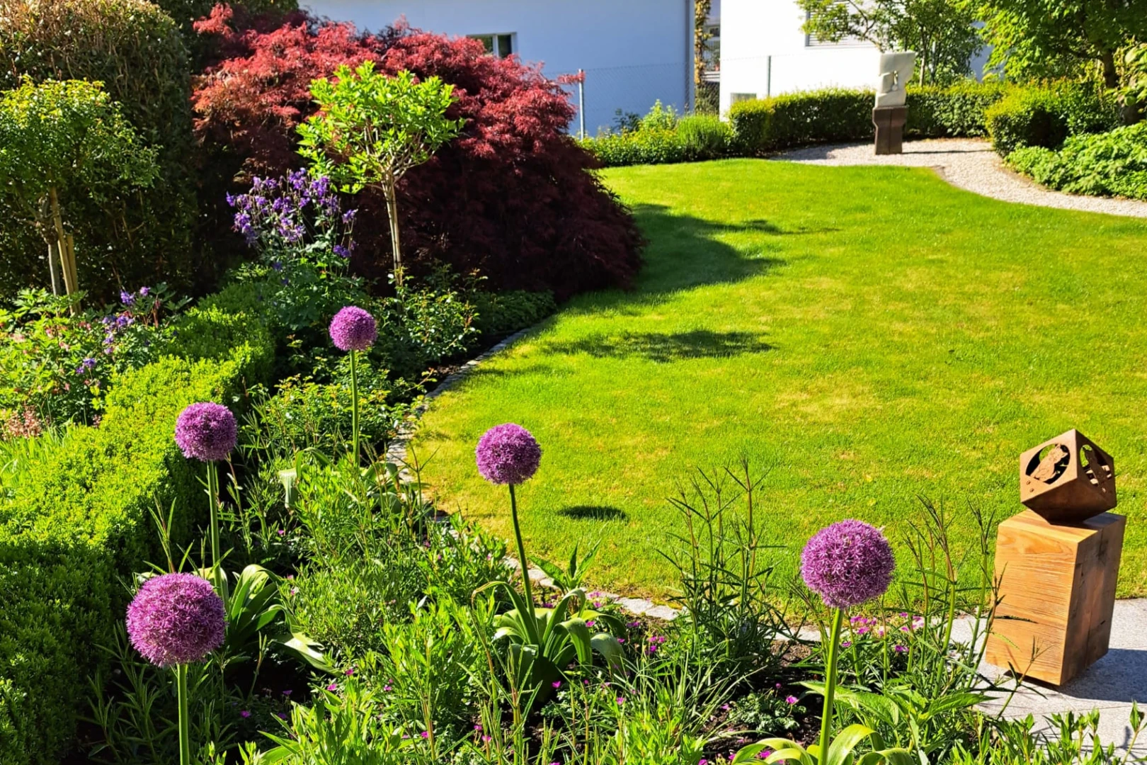 garden featuring a lawn