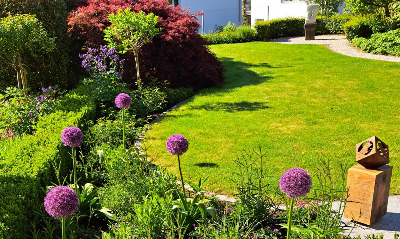 garden featuring a lawn