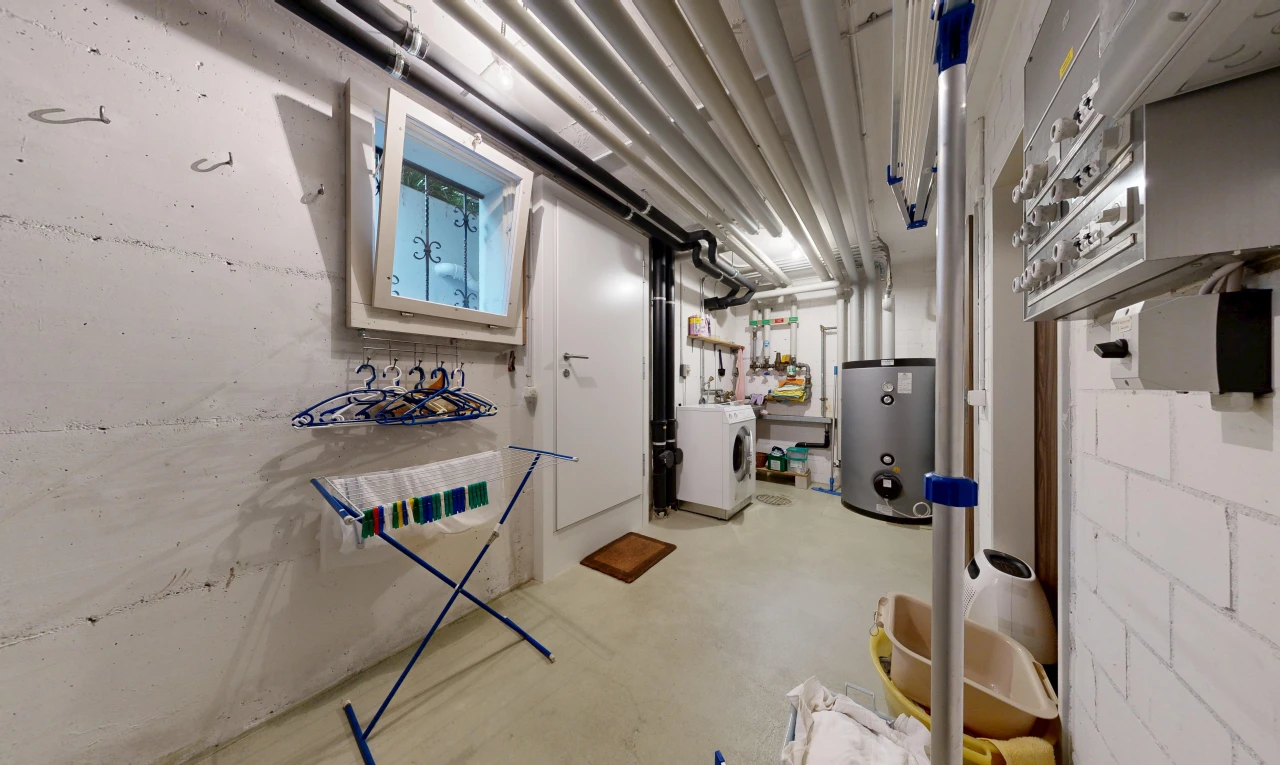laundry area with washer / clothes dryer, water heater, and concrete floors