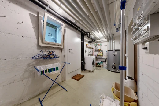 laundry area with washer / clothes dryer, water heater, and concrete floors