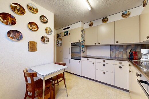 küche mit arbeitsplatten, dark countertops, light floor, spritzputz decke, und textured ceiling