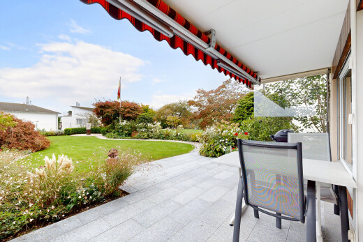 terrasse mit markise, rasen, day time, und from property