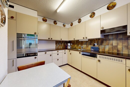 küche mit light floor, arbeitsplatten, dark countertops, ofen, und textured ceiling