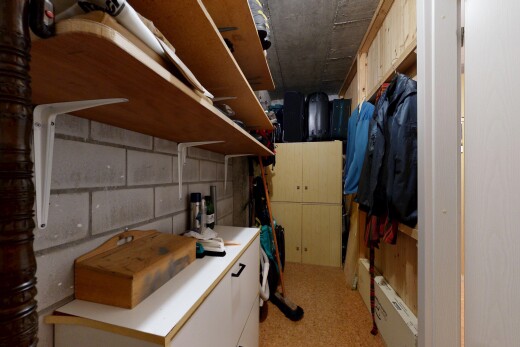 küche mit inside property, betonblockwand, concrete block wall, pantry, und light floor