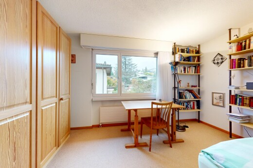 zimmer / schlafzimmer mit drywall, gipskartonwand, light floor, kleiderschrank, und inside property