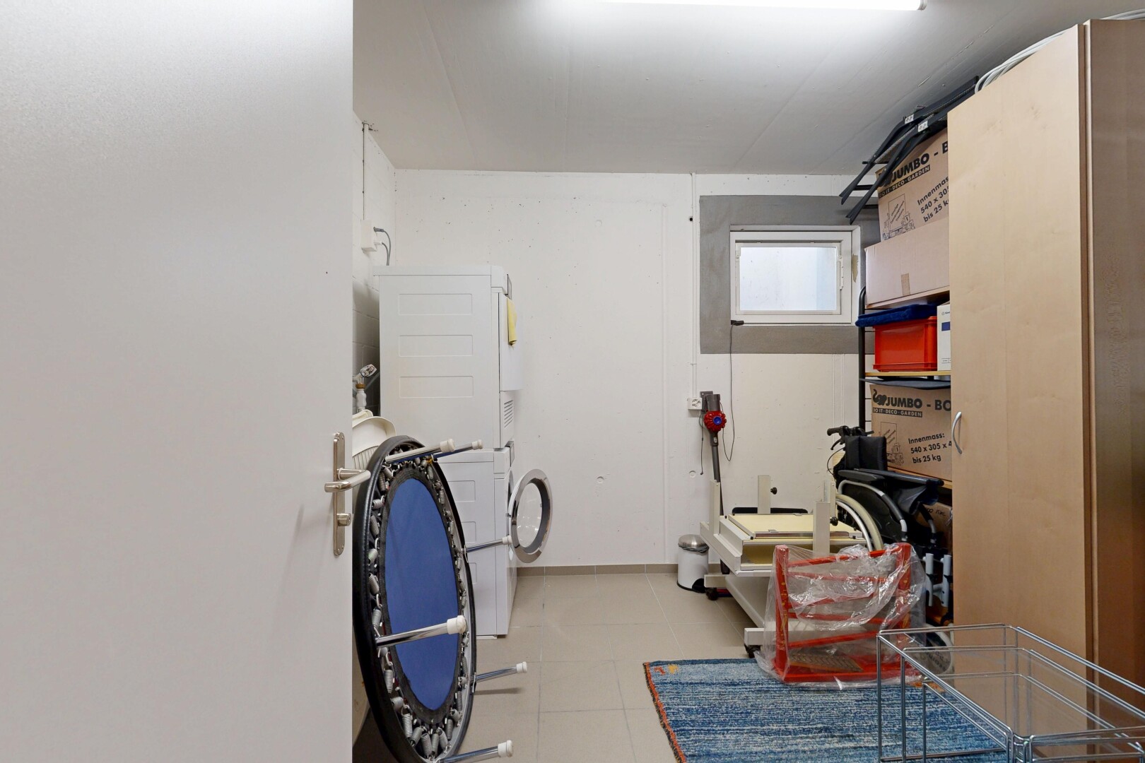 chambre avec cloison sèche, drywall, lave-linge et sèche-linge, inside property, et lumière naturelle