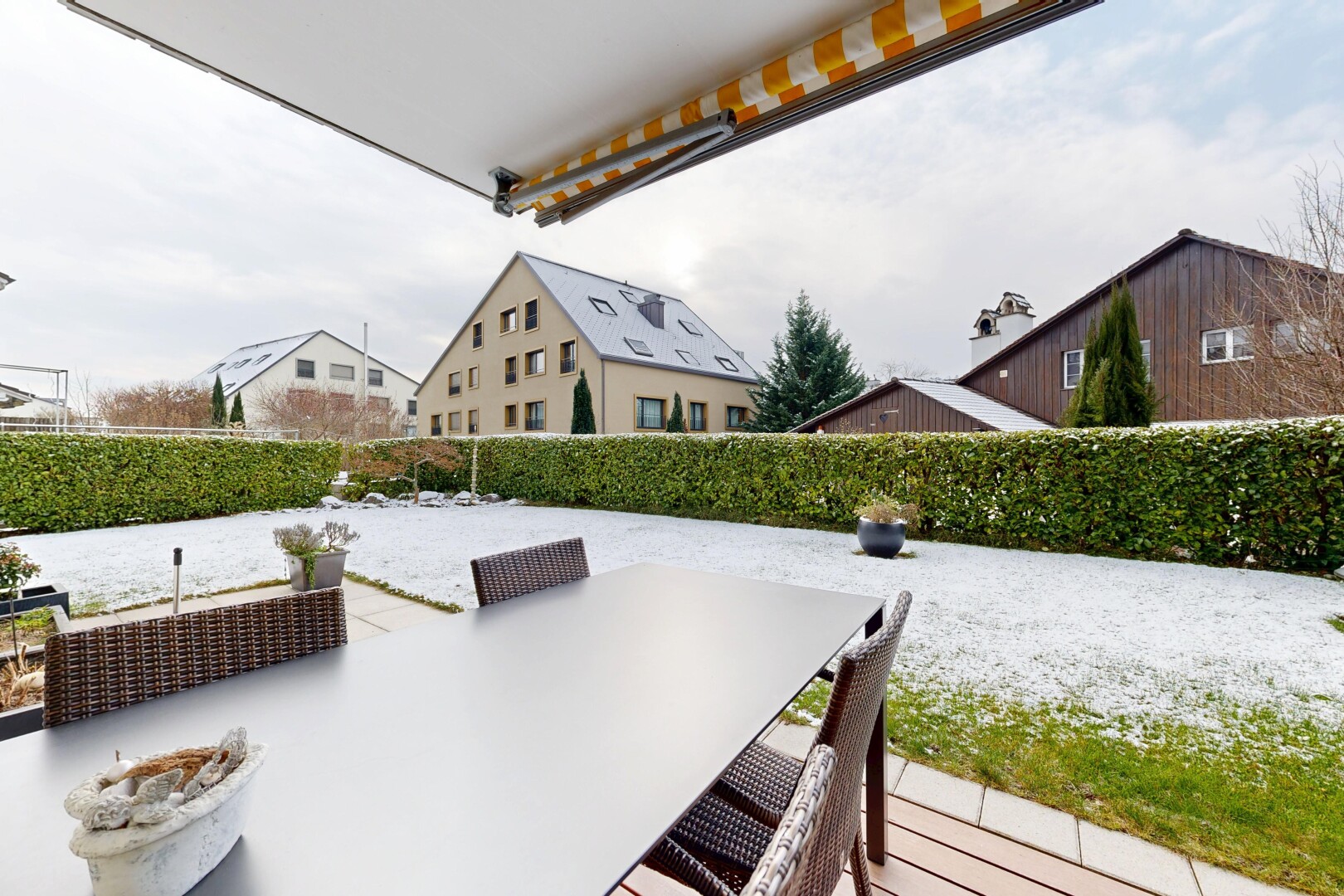 terrasse avec coin repas extérieur, clôture, et terrasse
