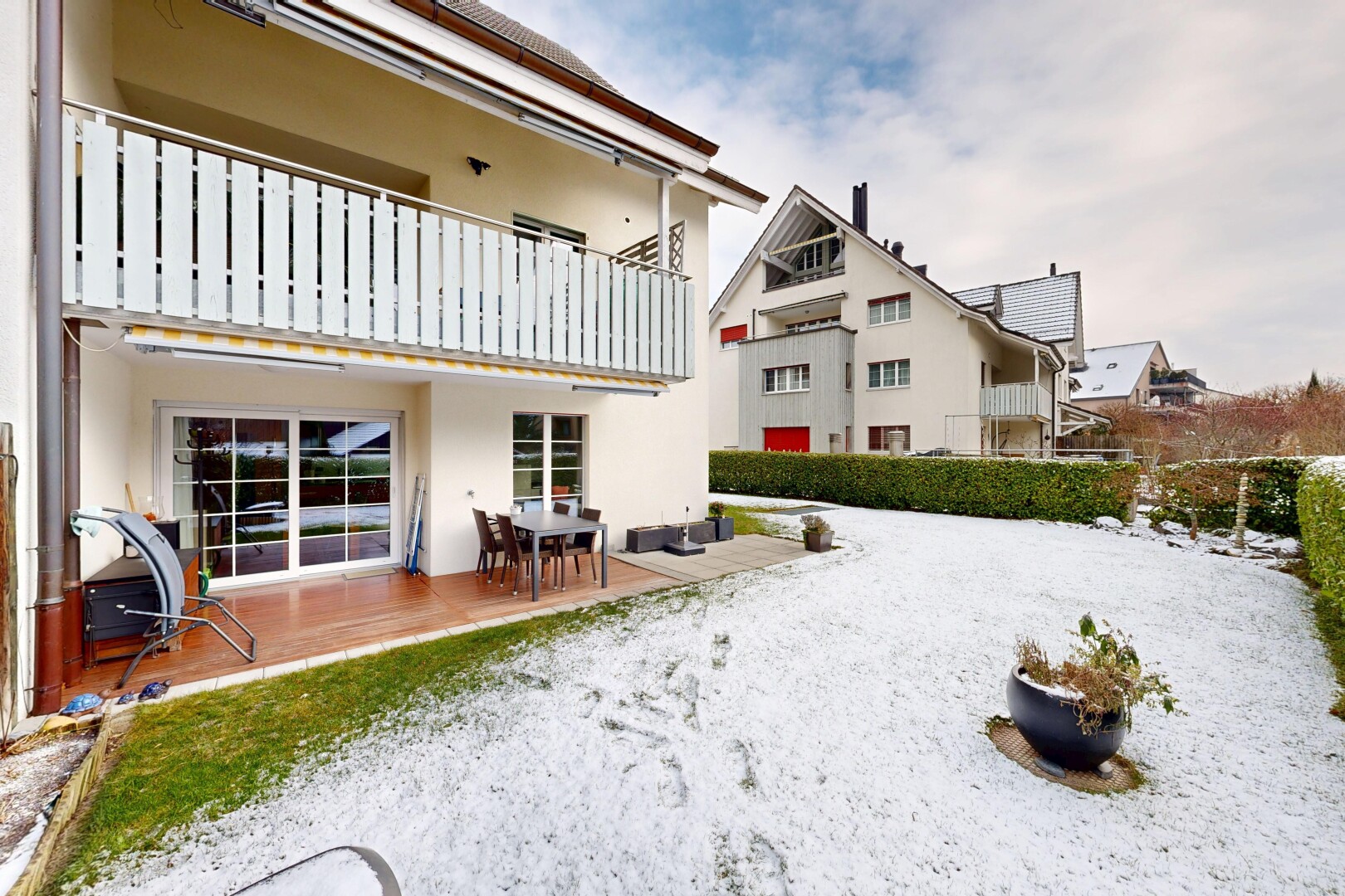 façade avec balcon, terrasse, bardage en stuc, et day time