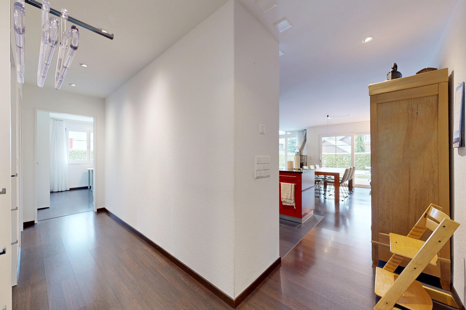 couloir avec sol en finition bois, wood finish floor, inside property, lumière naturelle, et natural light