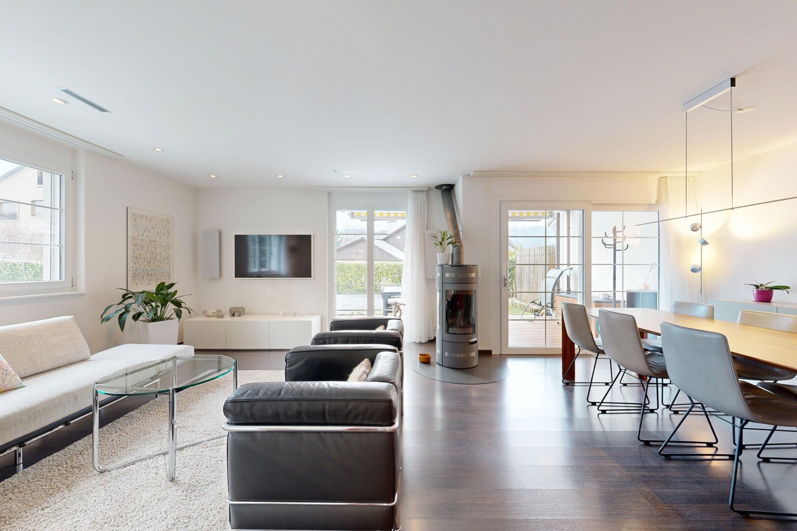 salon / salle à manger avec inside property, télévision, sol en finition bois, wood finish floor, et cloison sèche
