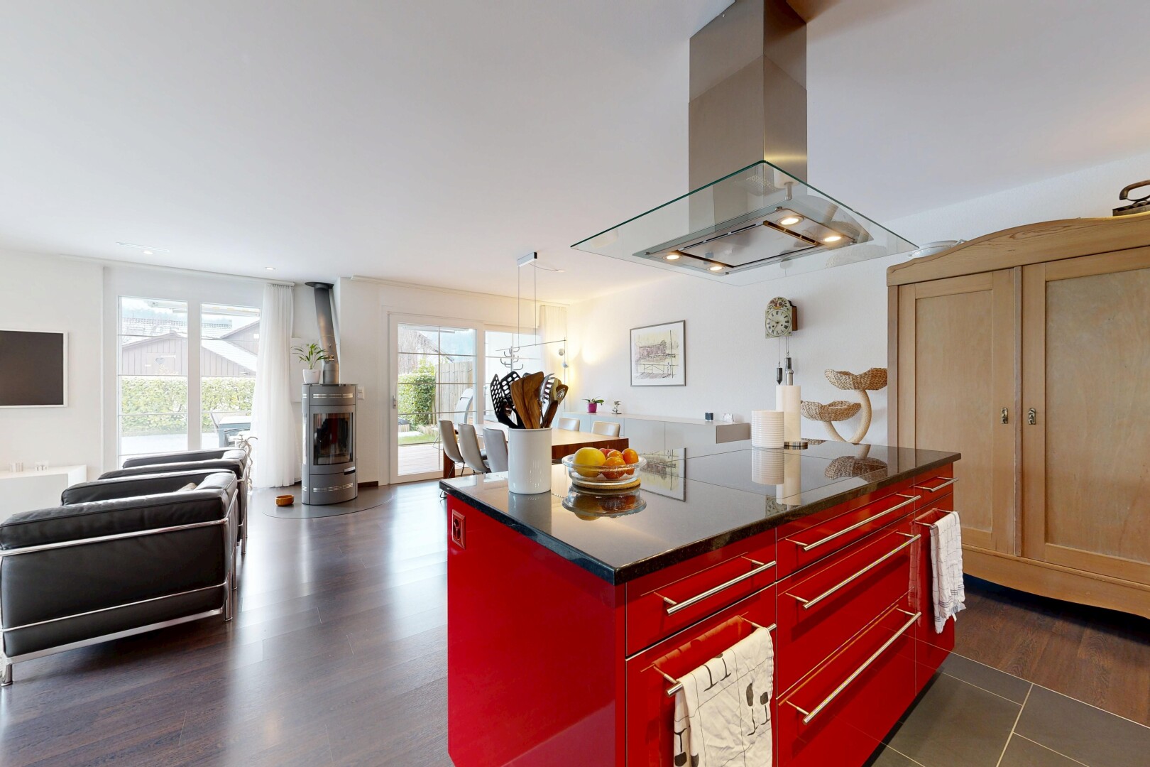 cuisine avec hotte, ouvert sur l'espace de vie, sol en finition bois, wood finish floor, et inside property