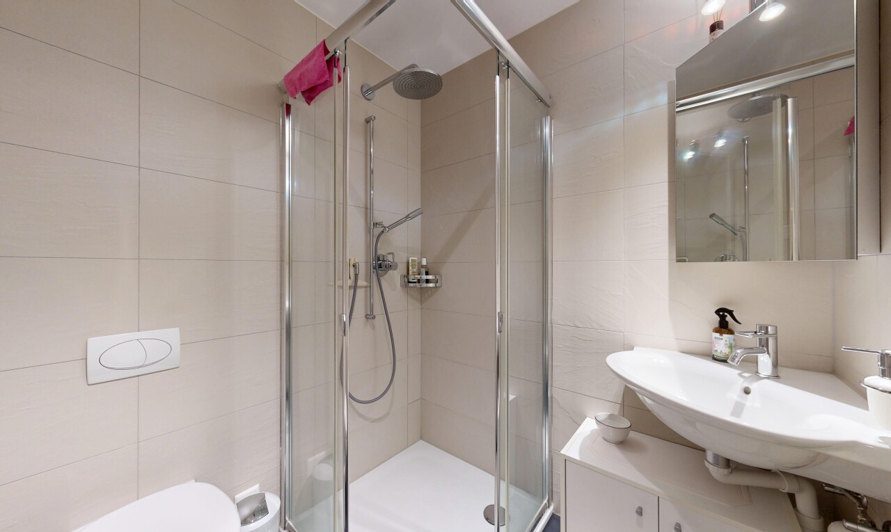 salle de bains avec miroir, salle de bain complète, lavabo (ou coiffeuse selon le contexte), mur en carrelage, et tile wall