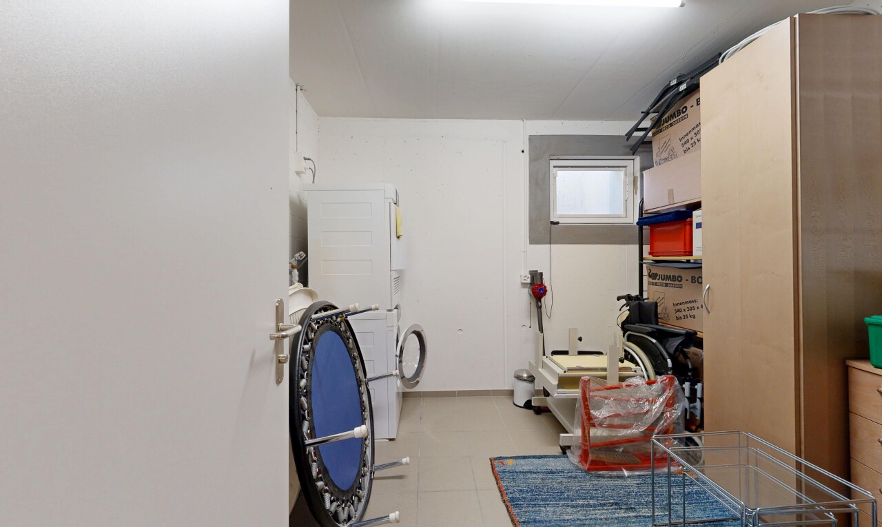 chambre avec cloison sèche, drywall, lave-linge et sèche-linge, inside property, et lumière naturelle