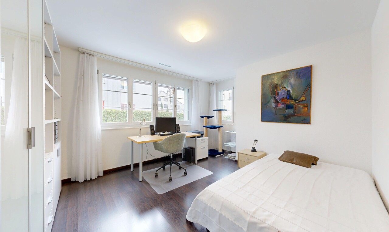 chambre avec cloison sèche, drywall, lumière naturelle, natural light, et sol en finition bois