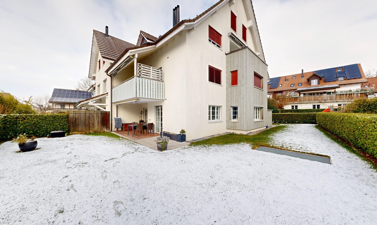 façade avec terrasse, clôture, overcast, property visible, et bardage en stuc
