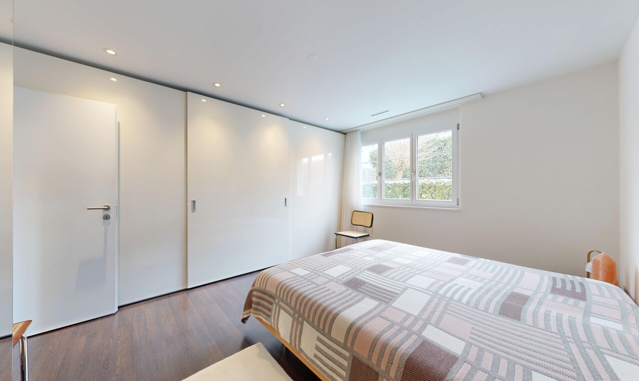 chambre avec inside property, lumière naturelle, natural light, sol en finition bois, et wood finish floor