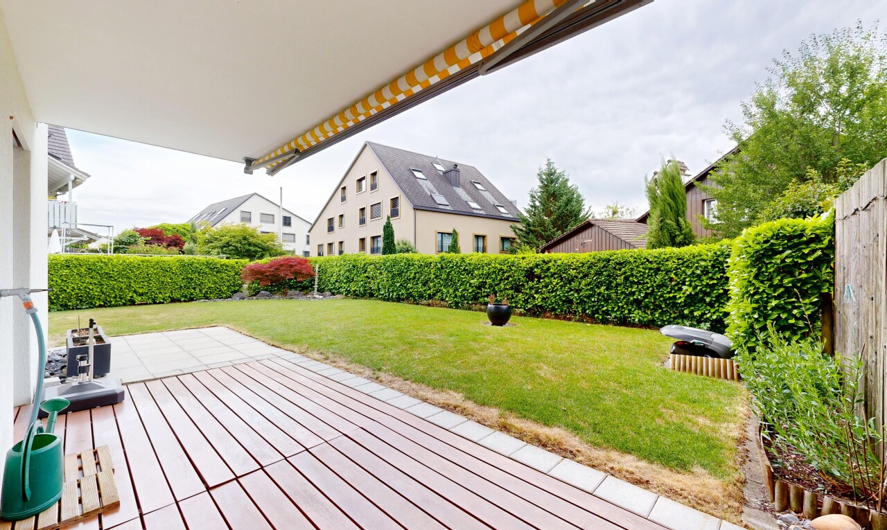 jardin avec from property, terrasse, pelouse, et overcast