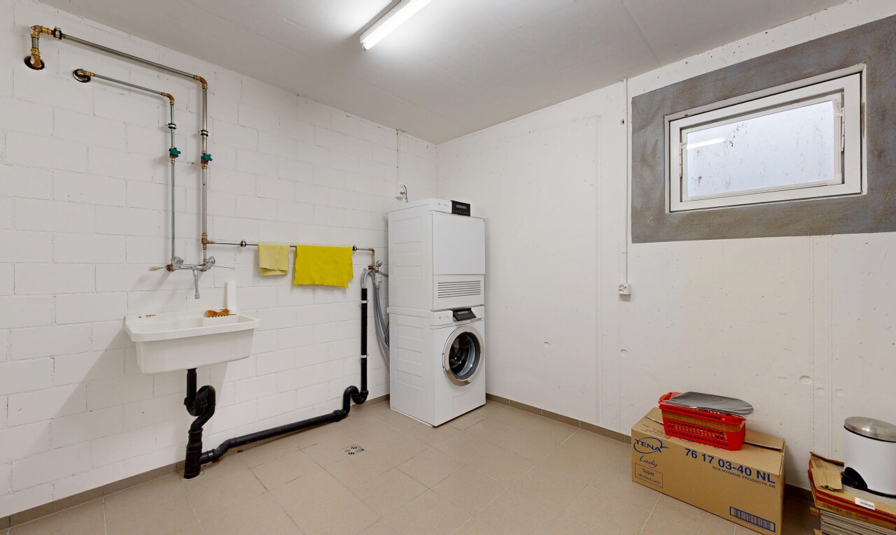 buanderie avec vinyl tile, vinyl floor, sol en vinyle, inside property, et lave-linge et sèche-linge superposés