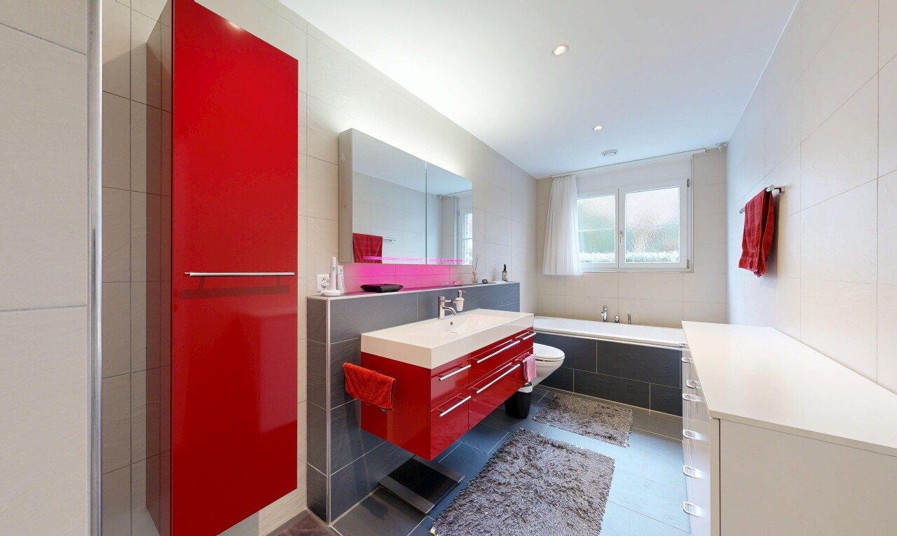 salle de bains avec mur en carrelage, tile wall, miroir, lavabo (ou coiffeuse selon le contexte), et inside property