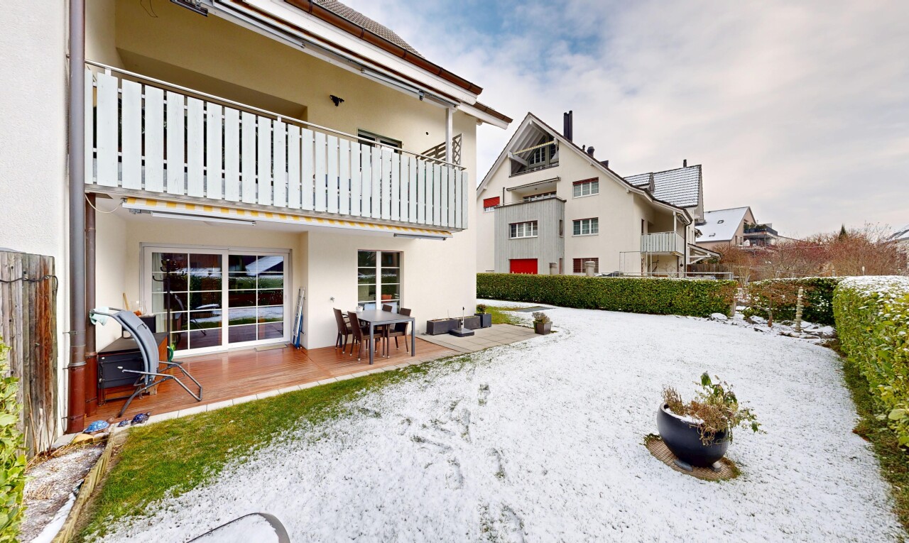 façade avec balcon, terrasse, bardage en stuc, et day time