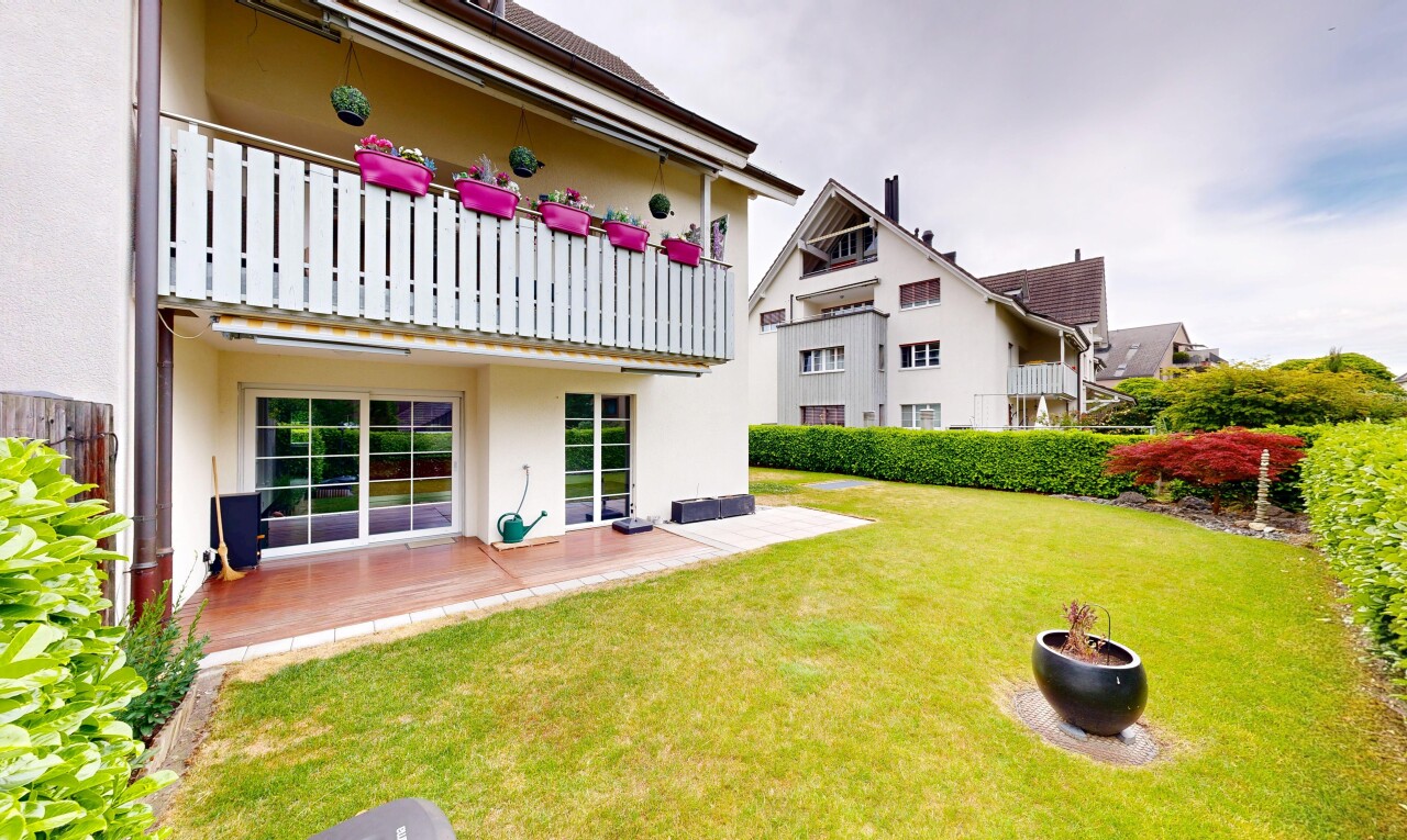 façade avec bardage en stuc, balcon, pelouse, terrasse, et from property