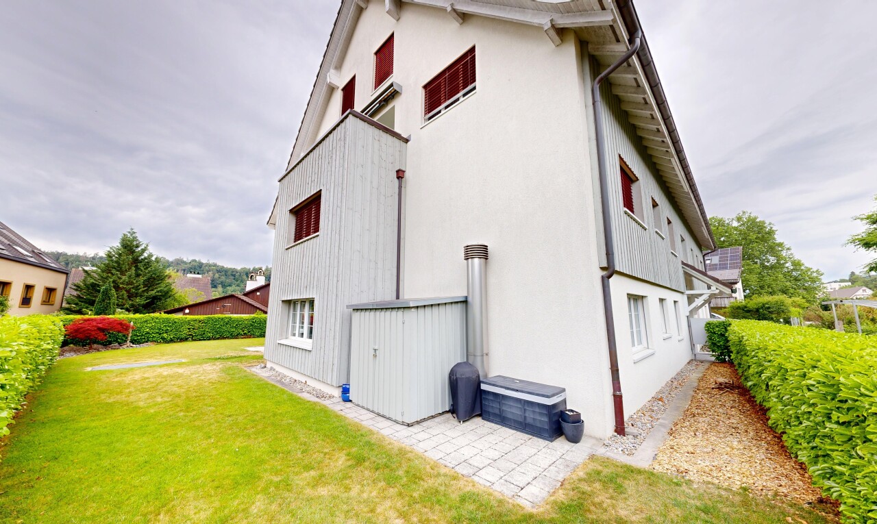 façade avec overcast, pelouse, bardage en stuc, et property visible