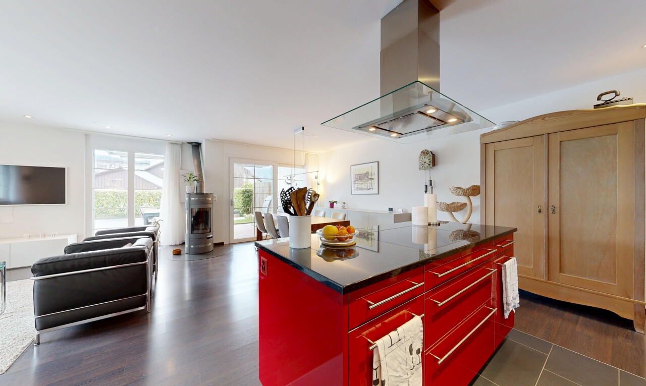 cuisine avec hotte, ouvert sur l'espace de vie, sol en finition bois, wood finish floor, et inside property