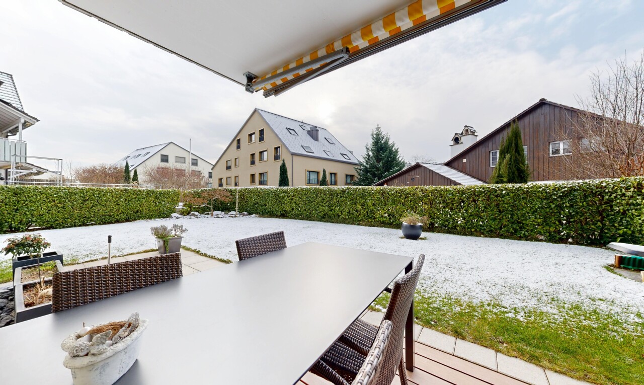 terrasse avec coin repas extérieur, clôture, et terrasse