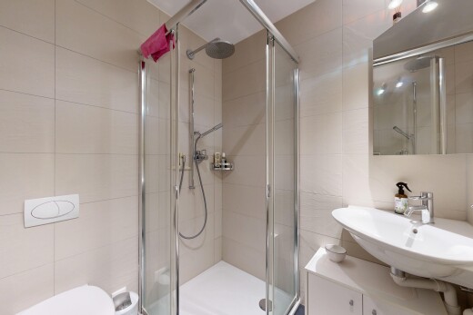salle de bains avec miroir, salle de bain complète, lavabo (ou coiffeuse selon le contexte), mur en carrelage, et tile wall