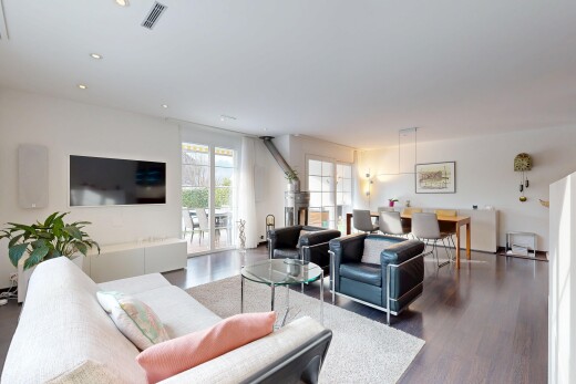 wohn- / esszimmer mit fernseher, gipskartonwand, drywall, natürliches licht, und natural light