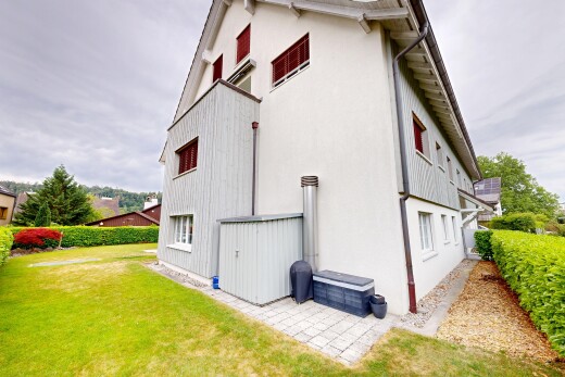 façade avec overcast, pelouse, bardage en stuc, et property visible