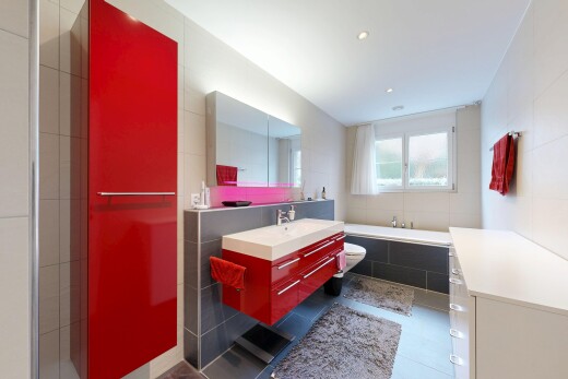 bad mit fliesenwand, tile wall, spiegel, schminktisch, und inside property