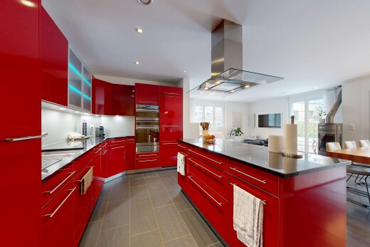 küche mit rote schränke, schränke mit flachen paneelen, dunstabzugshaube, inside property, und natürliches licht