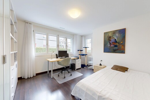 zimmer / schlafzimmer mit gipskartonwand, drywall, natürliches licht, natural light, und holzfußboden