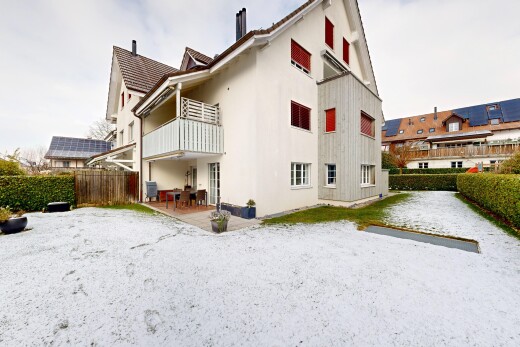 façade avec terrasse, clôture, overcast, property visible, et bardage en stuc