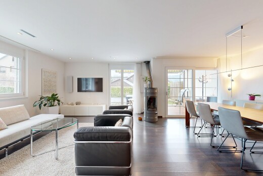 salon / salle à manger avec inside property, télévision, sol en finition bois, wood finish floor, et cloison sèche