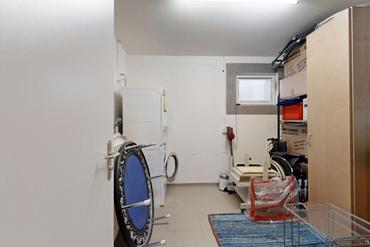 chambre avec cloison sèche, drywall, lave-linge et sèche-linge, inside property, et lumière naturelle